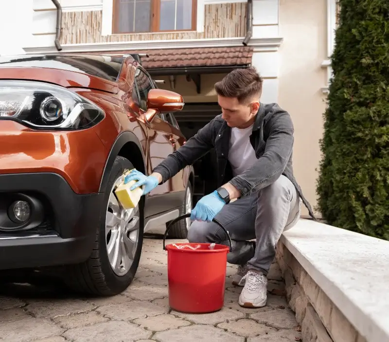 Lavage auto à domicile Siros : professionnel intervenant sur un véhicule